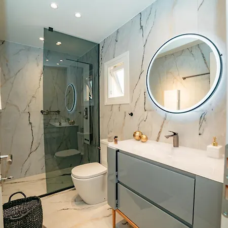 Daedalus Luxury - Seaview & Heated Pool Apartament