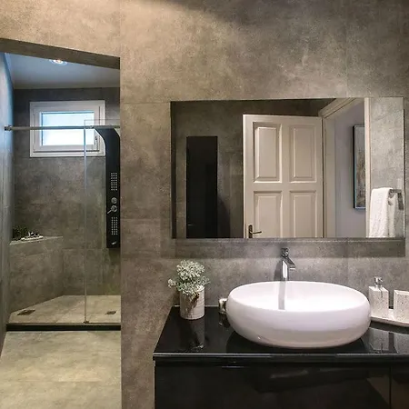 Daedalus Luxury - Seaview & Heated Pool Apartament